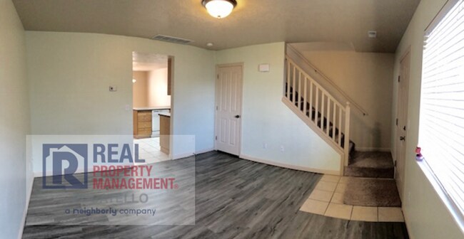 Building Photo - 2 bedroom 1.5 bath Townhome - 1 Car Garage