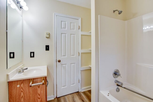 Building Photo - 3 Bedroom 1 Bathroom