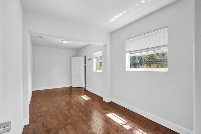 Building Photo - 651 SW 15th St