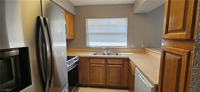 Building Photo - 606 SE 13th Ct