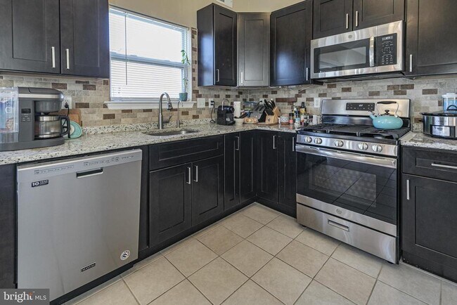 Building Photo - 27 Richards Rd