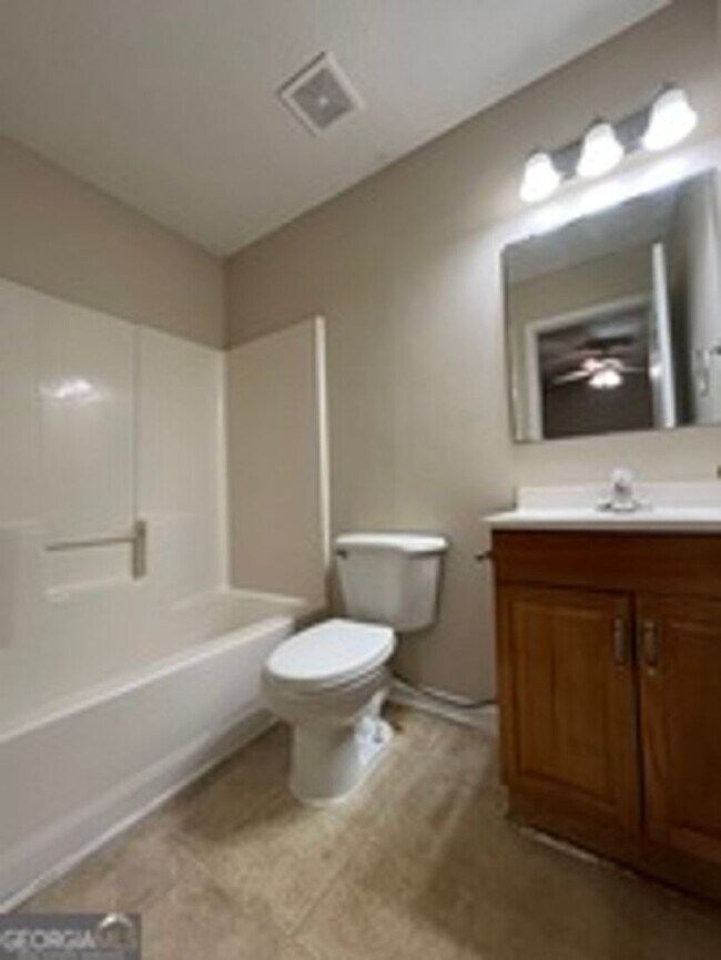 Building Photo - 408/410 Lawnwood Ct