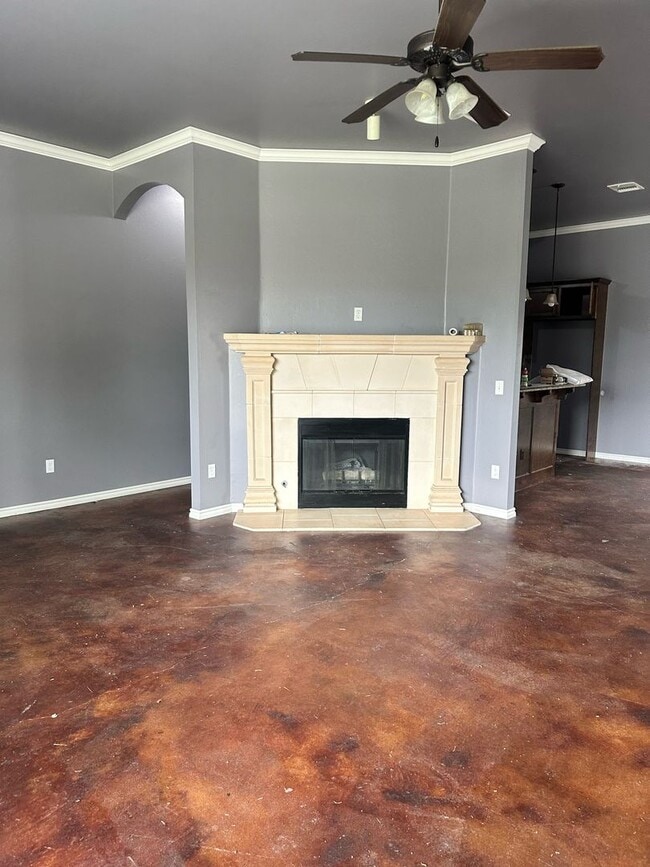 Building Photo - 4 BEDROOMS!  - First Month Free