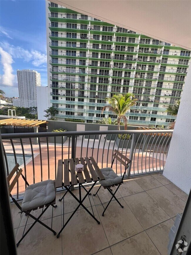 Building Photo - 1750 N Bayshore Dr