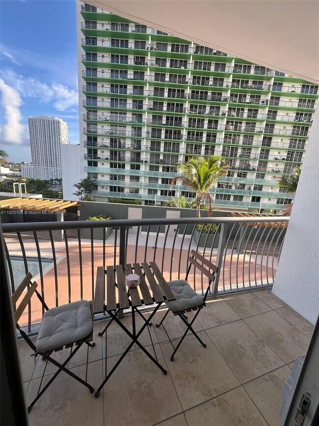 Primary Photo - 1750 N Bayshore Dr