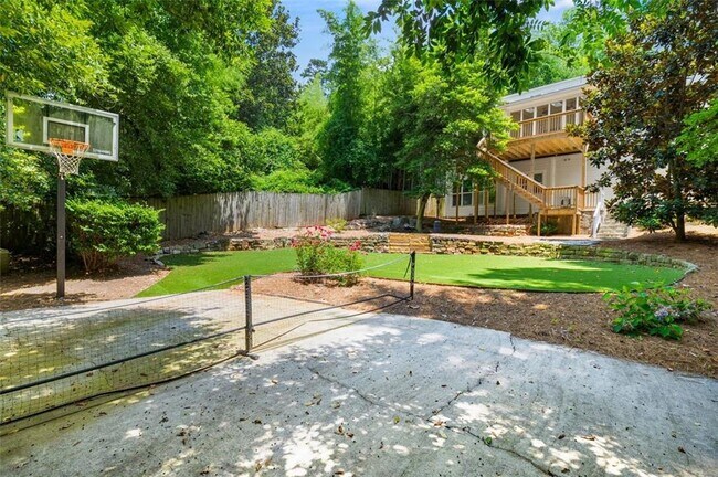Building Photo - 582 Lakeshore Dr NE