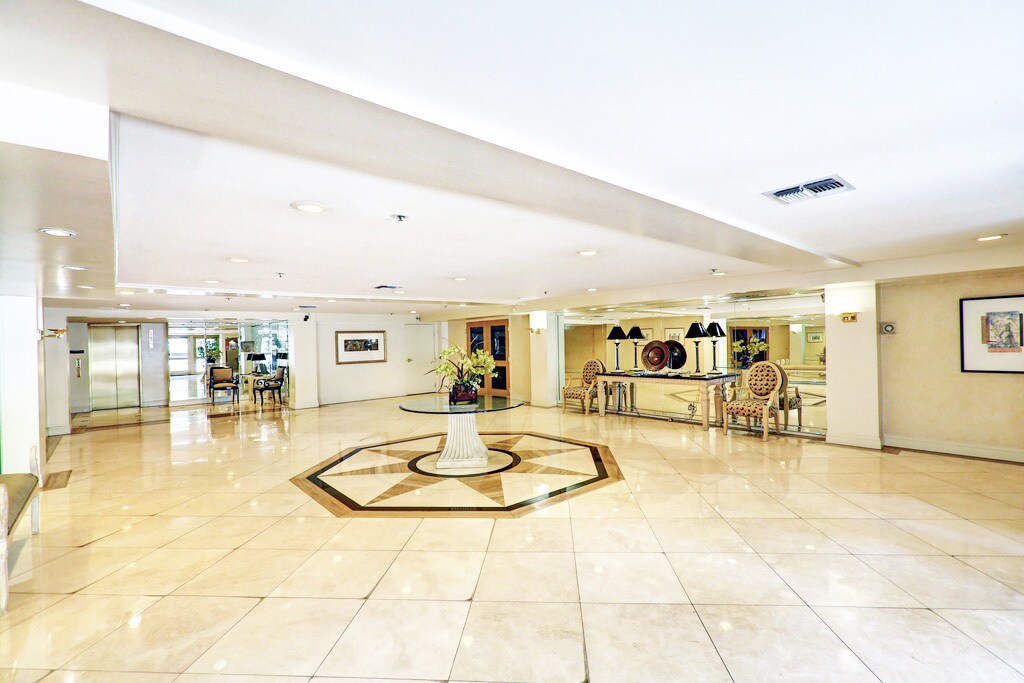 Building Photo - 441 N Oakhurst Dr