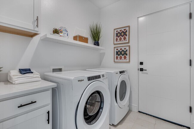 Building Photo - Bright and Beautiful 3 bedroom 2 full bathroom Home! Attached two car tandem garage with large en...