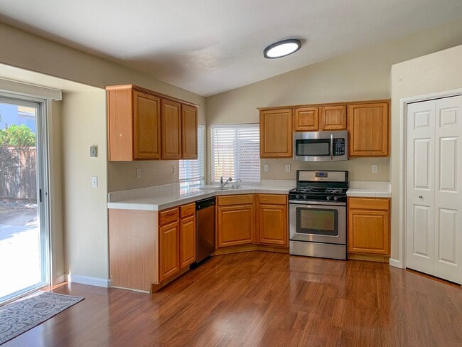 Building Photo - 4 Bedroom Home in Hollister with Huge Backyard!