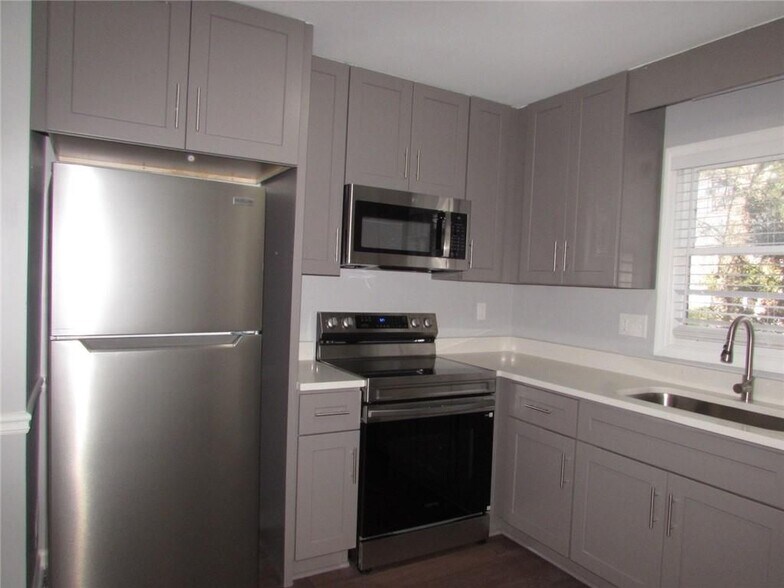 Building Photo - 1716 Twin Brooks Dr SE
