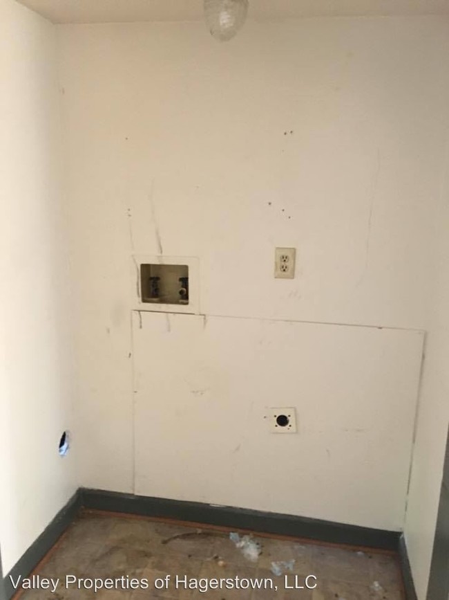 Building Photo - 3 br, 2.5 bath House - 117 N Spring St