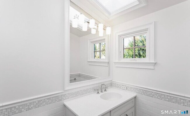Building Photo - 56 1/2 Roton Ave