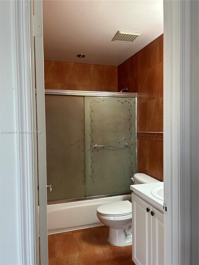 Building Photo - 6245 SW Kendale Lakes Cir