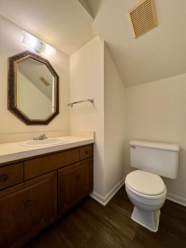 Building Photo - Townhome