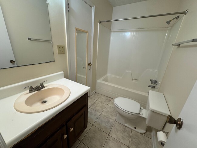 Building Photo - 505 Chateau Dr SE