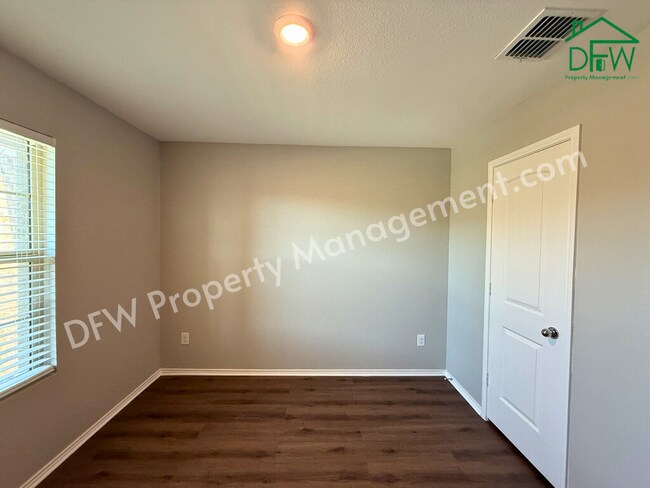 Building Photo - Modern 4-Bedroom Home with Island Kitchen & Spacious Backyard in Princeton!