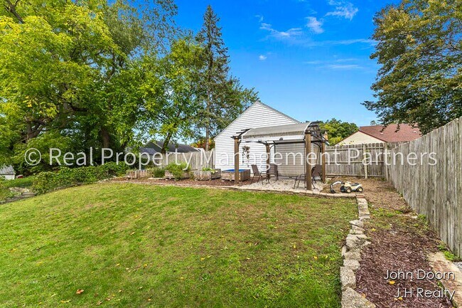 Building Photo - Spacious 3-Bedroom Home in Alger Heights – Modern Kitchen, Private Yard & Garage