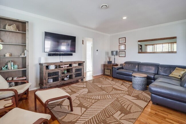 Building Photo - ***VACATION HOME AVAILABLE FROM MAY 15TH- OCTOBER 31ST*** MONTH TO MONTH