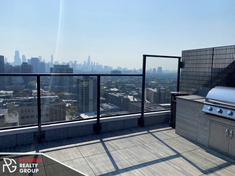 Building Photo - 2551 N Clark St