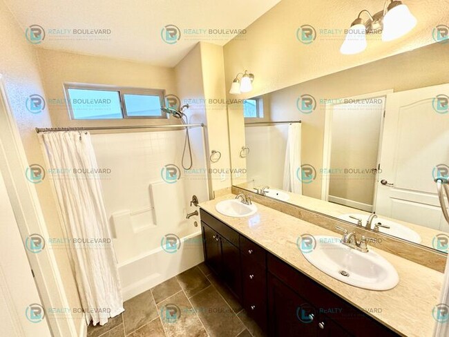 Building Photo - 1/2 Month Free! Spacious 4-Bedroom Gem in ...