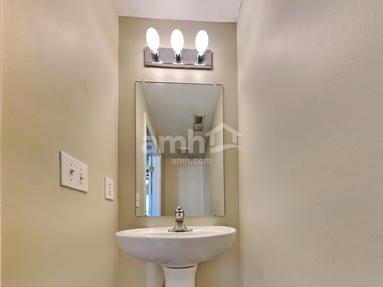 Building Photo - 328 Timbersmith Dr