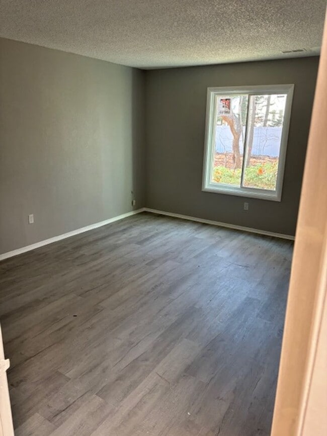 Building Photo - For Rent / En Alquiler: Spacious Condo Bur...