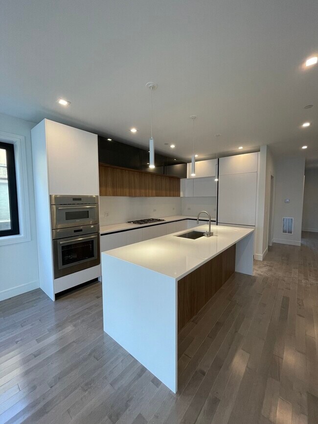 Building Photo - 719 N Elizabeth St