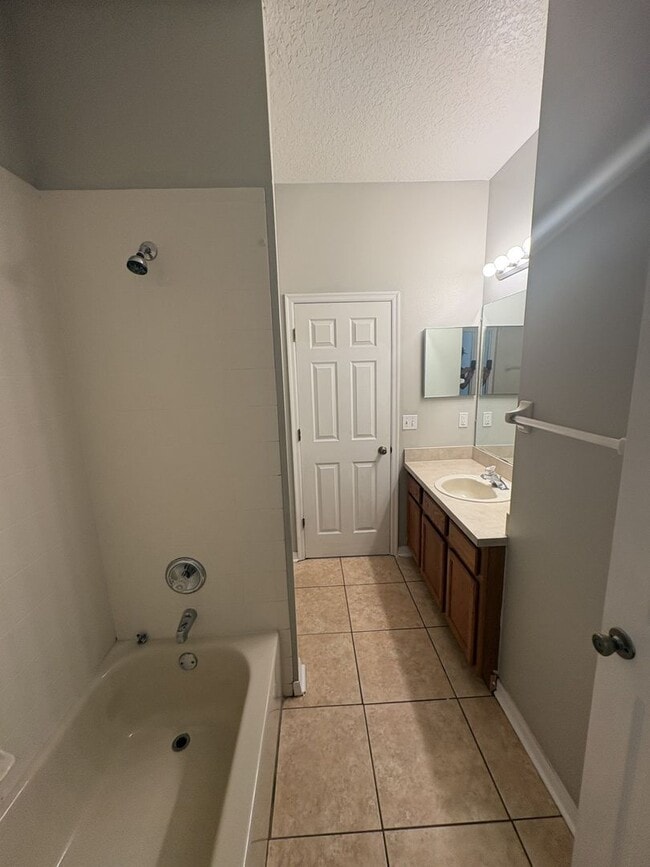 Building Photo - Spacious 4 Bedroom Home Near UCF