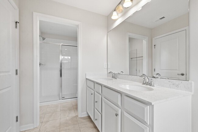 Building Photo - **End Unit 3/3 Townhome in Great Location**
