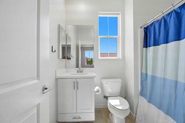 Building Photo - 4 Bedroom Townhome for rent In Murrieta