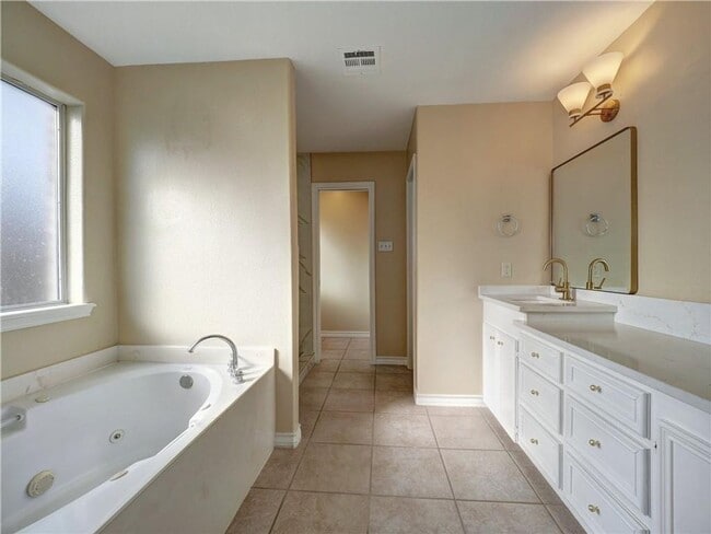 Building Photo - 3 bedroom 3 bath house