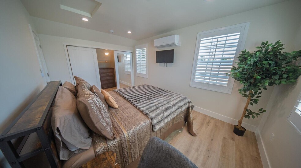 Building Photo - 1541 W 65th St