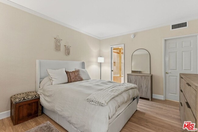 Building Photo - 1131 Alta Loma Rd