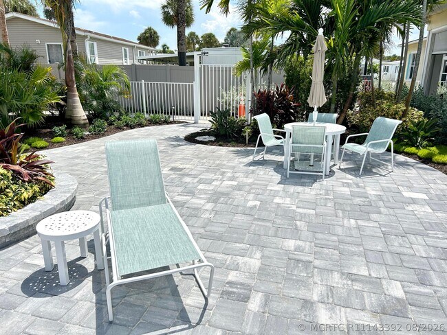 Building Photo - 425 Bougainvilla Dr