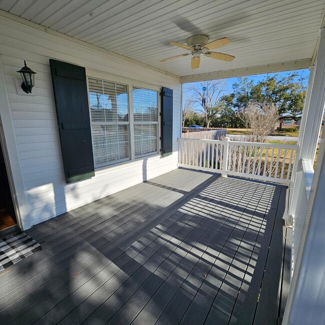 Building Photo - 1007 LA-20