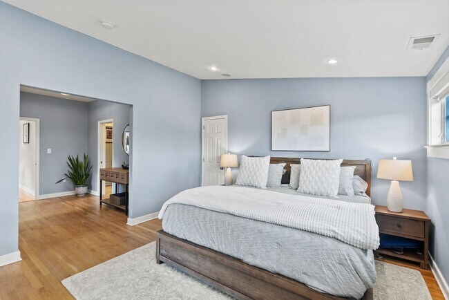 Building Photo - Spacious Kent Home | 6 Bed | 4 Bath | 4,000 Sf | Front Porch + Backyard | Detached 4-Car Garage
