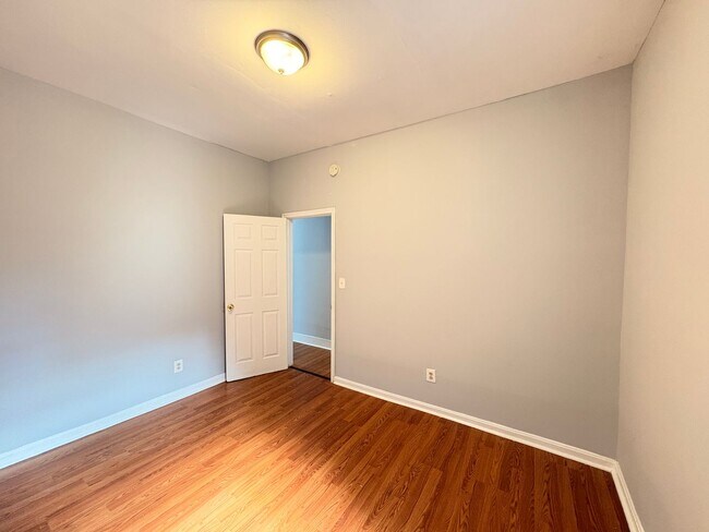 Building Photo - Charming 3-Bedroom Townhome with Classic C...