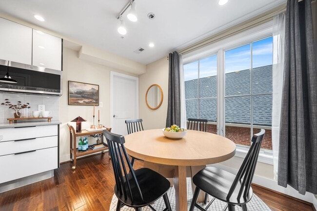 Building Photo - Stylish 2BR/2BA Bi-Level Condo with Private Roof Deck and Covered Parking!