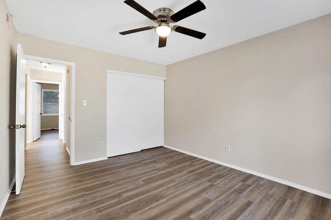 Building Photo - Adorable Duplex!