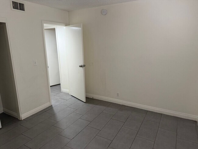 Building Photo - 595 S Royal Crest Cir