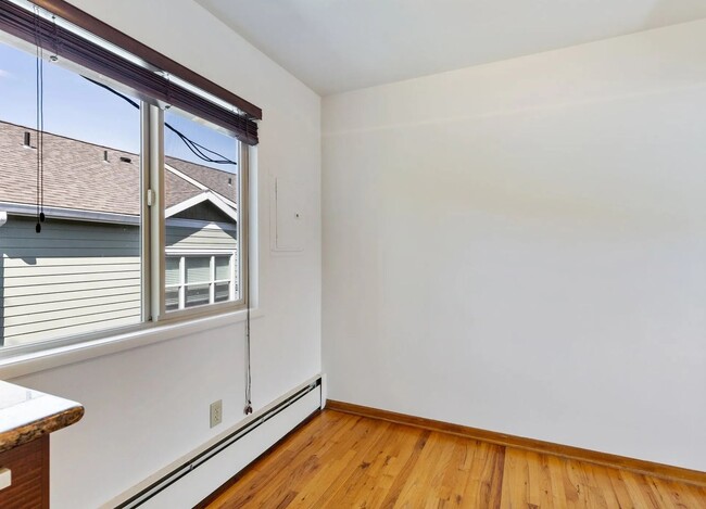 Building Photo - Amazing West Hills Condo! W/S/G + Heat inc...