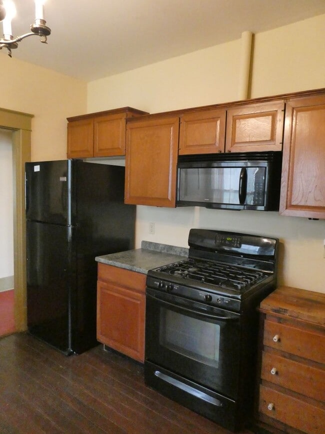 Building Photo - 3 Bedroom House Downtown & Walking Distance to Columbia College