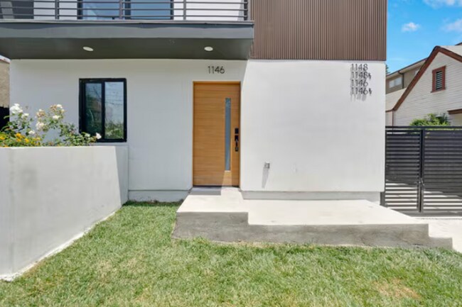 Building Photo - Newer Townhouse Available!