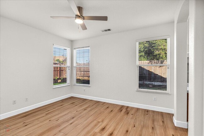 Building Photo - Beautiful 3(4) Bedroom/2 Bath Home Located in Lodi Ca