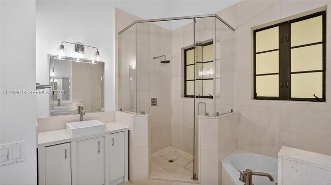 Building Photo - 622 Malaga Ave