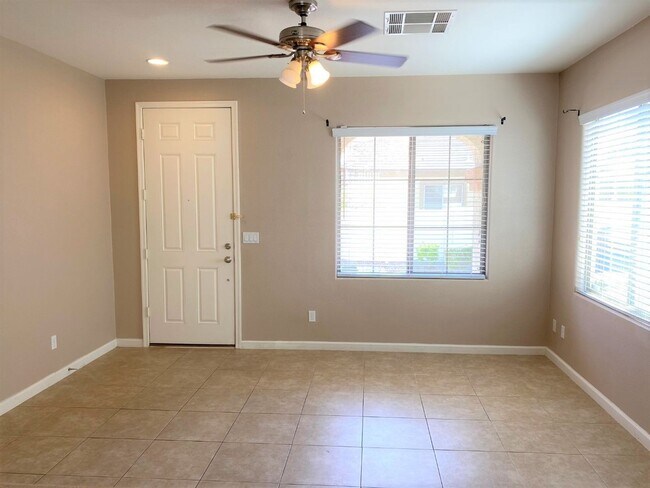 Building Photo - 3 Bed 2.5 Bath Pecos and Washburn