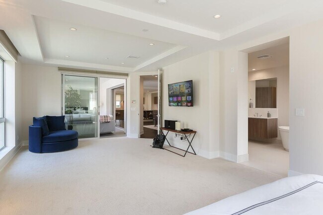 Building Photo - Stunning Ultra-Spacious 3 bed - 3.5 bath Condo in Fabulous Beverly Hills