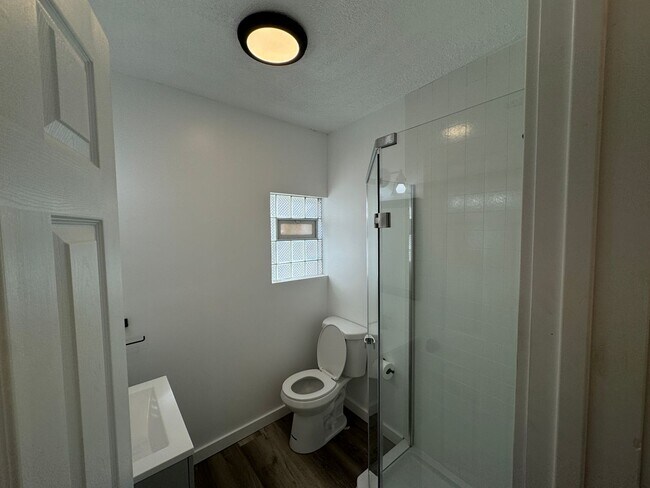 Building Photo - 4 BEDROOM HOME AVAILABLE NOW!!