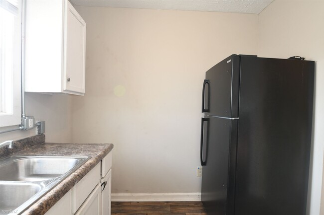 Building Photo - 1 br, 1 bath 4plex - 331 N Temple Ave B B