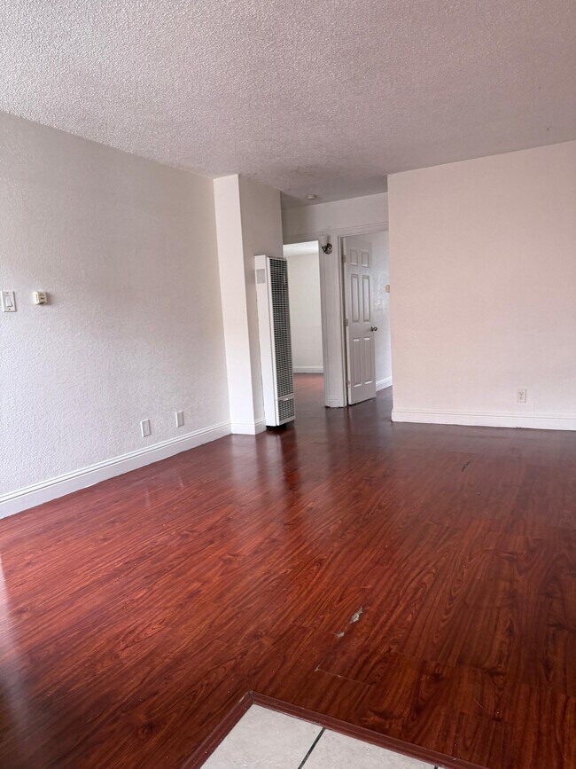 Building Photo - 528 S 17th St